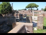 06957 ostia - regio i - insula xi - domus del tempio rotondo (i,xi,2-3) - gesehen von der via del tempio rotondo.jpg